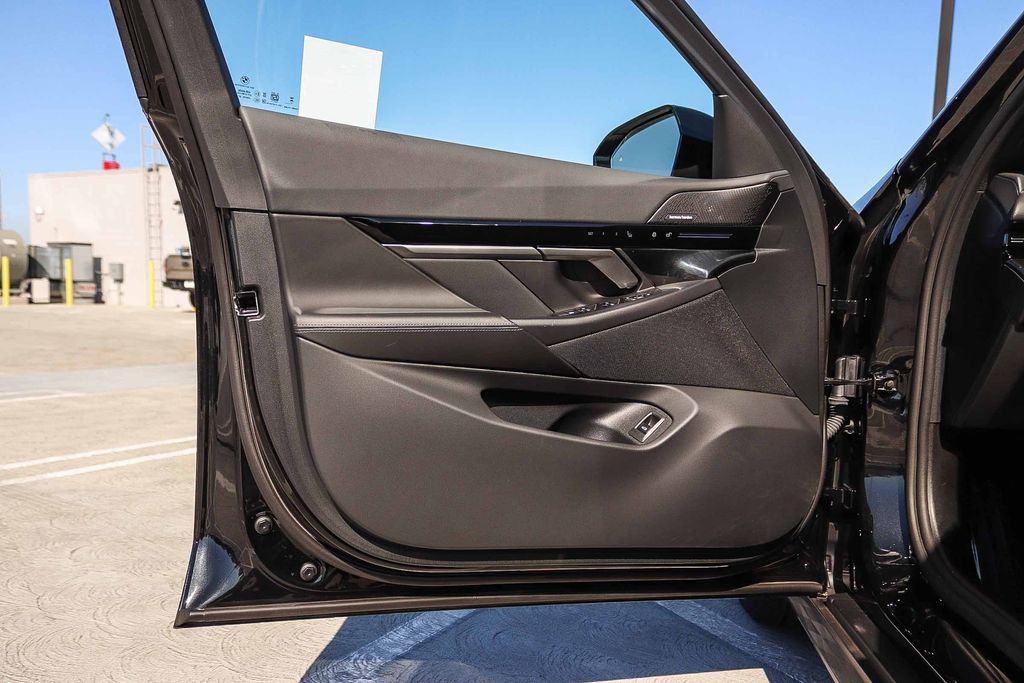Thumbnail: 2025 BMW 5 Series - 23