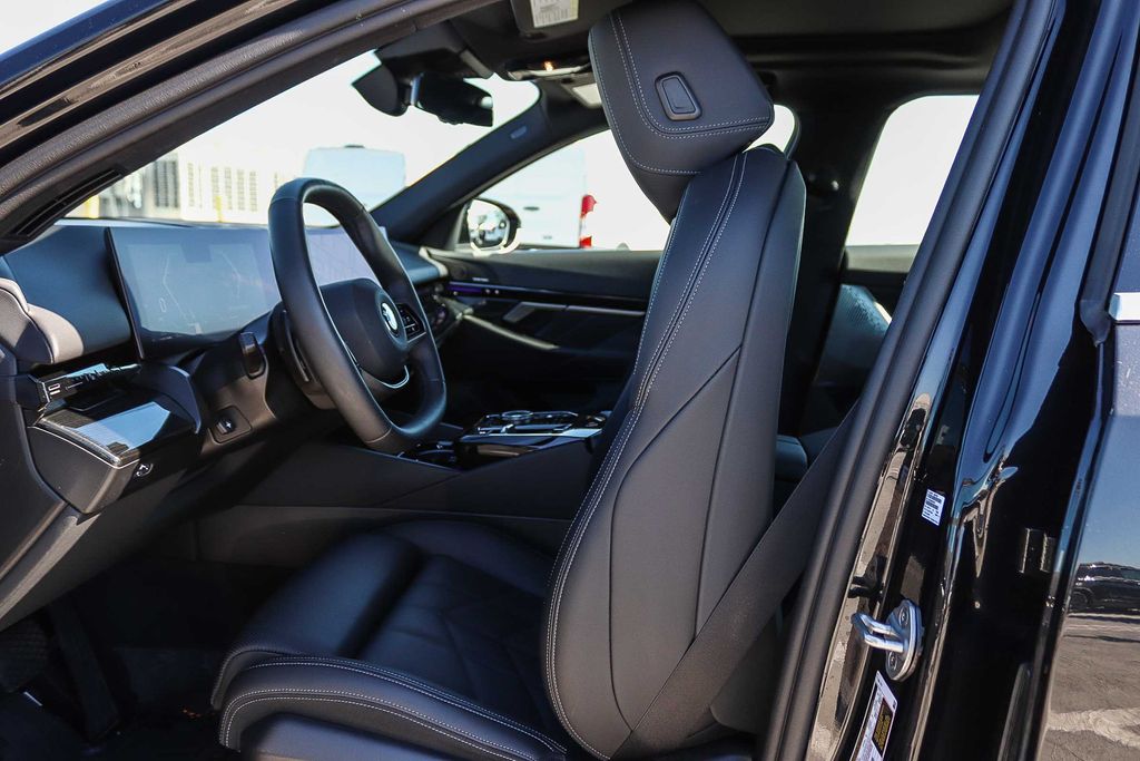 Thumbnail: 2025 BMW 5 Series - 10
