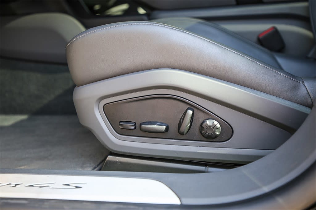 Thumbnail: 2022 Porsche Taycan - 21