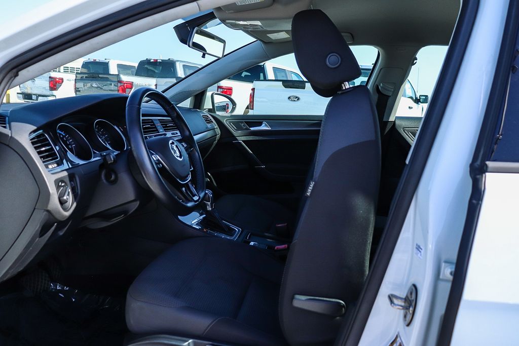 Thumbnail: 2018 Volkswagen e-Golf - 10