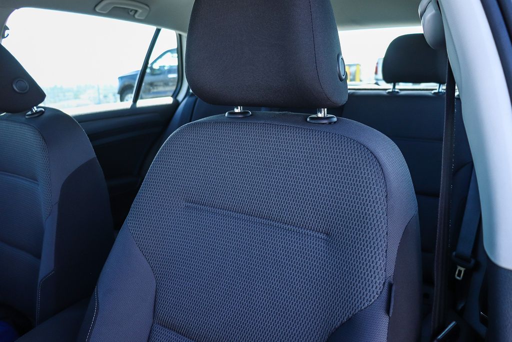 Thumbnail: 2018 Volkswagen e-Golf - 11