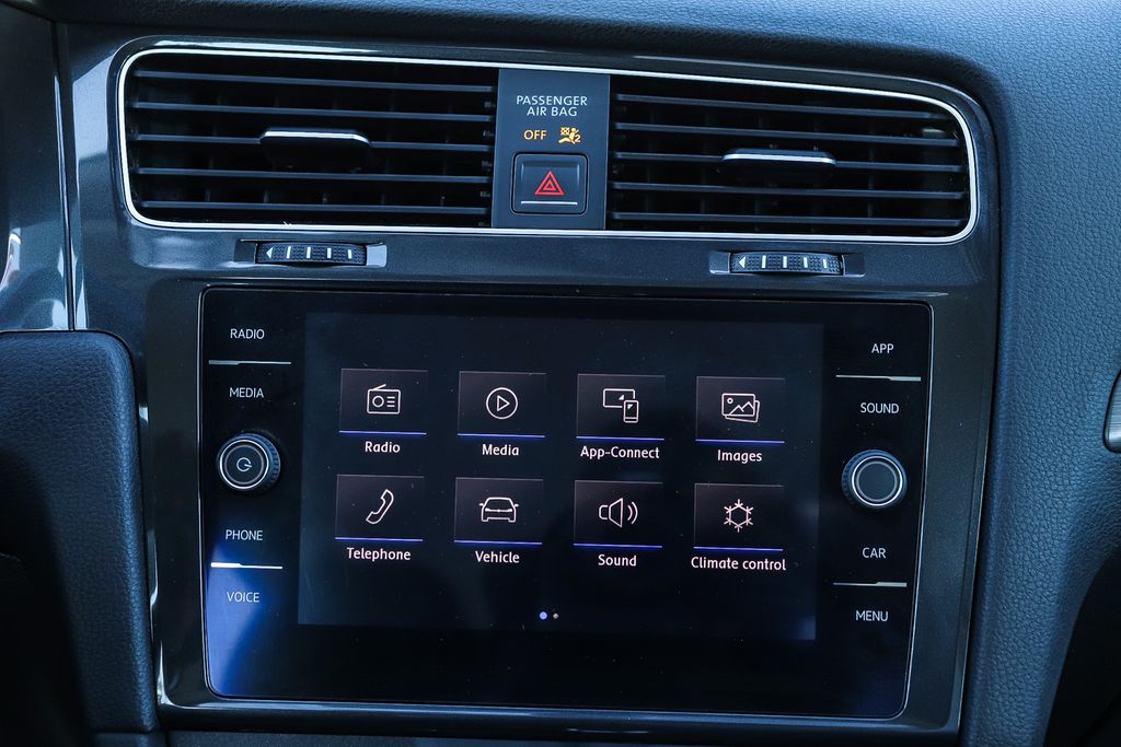 Thumbnail: 2018 Volkswagen e-Golf - 14