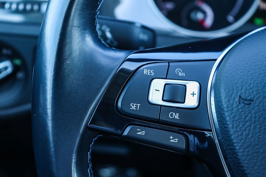 Thumbnail: 2018 Volkswagen e-Golf - 26