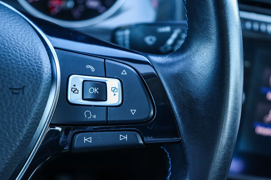 Thumbnail: 2018 Volkswagen e-Golf - 27