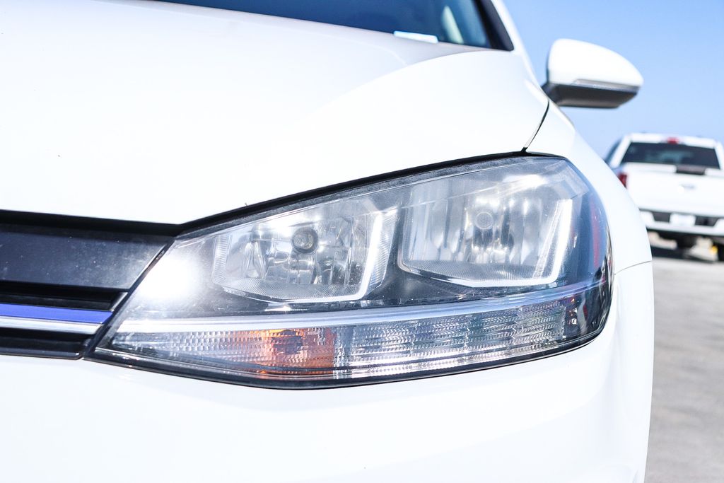 Thumbnail: 2018 Volkswagen e-Golf - 20