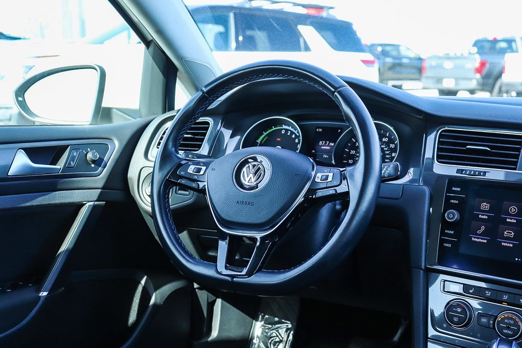 Thumbnail: 2018 Volkswagen e-Golf - 9