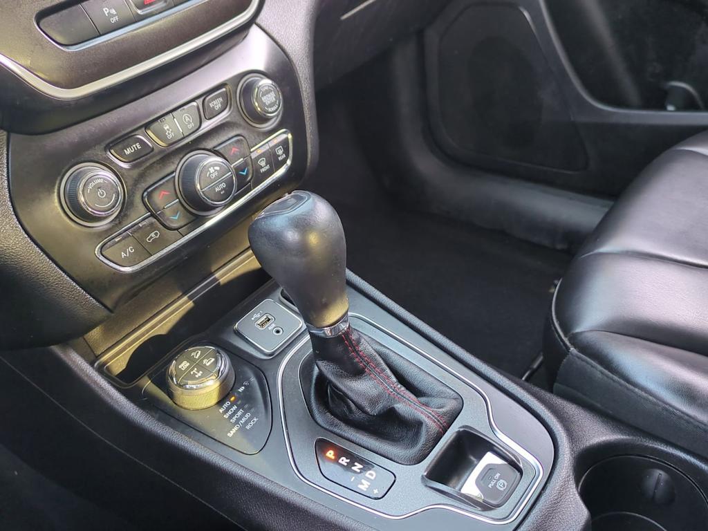 Thumbnail: 2019 Jeep Cherokee - 14