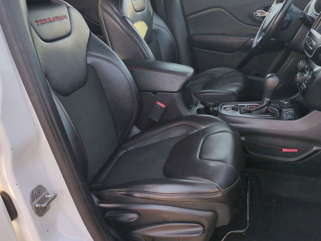 Thumbnail: 2019 Jeep Cherokee - 10