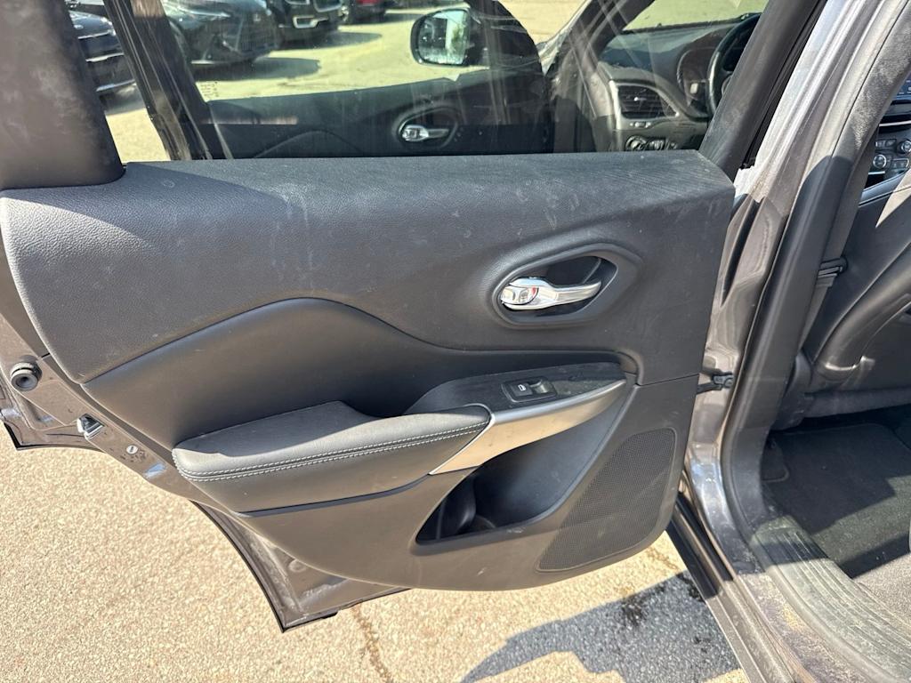 Thumbnail: 2020 Jeep Cherokee - 23