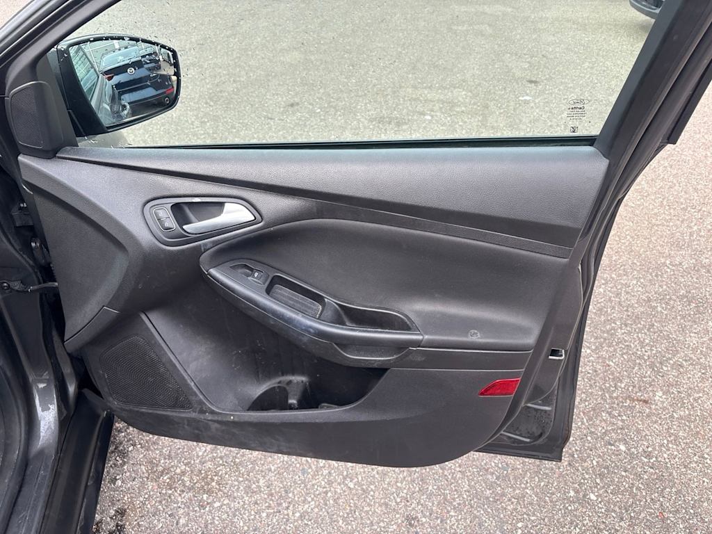 Thumbnail: 2015 Ford Focus - 24