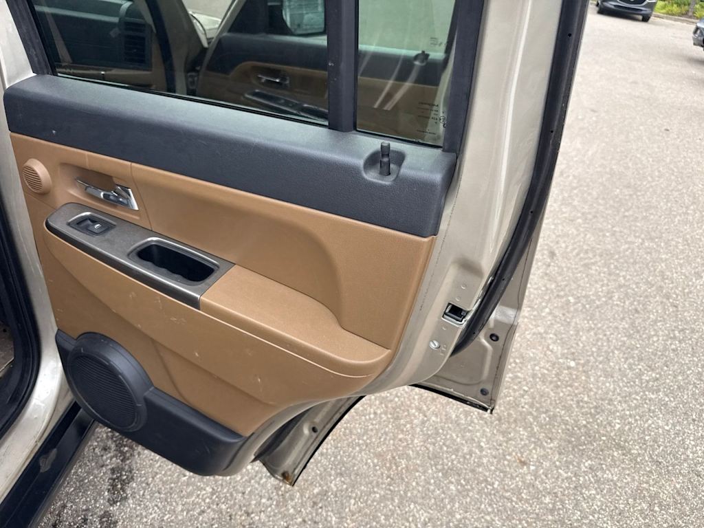 Thumbnail: 2011 Jeep Liberty - 23