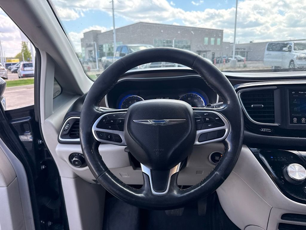 Thumbnail: 2018 Chrysler Pacifica - 8