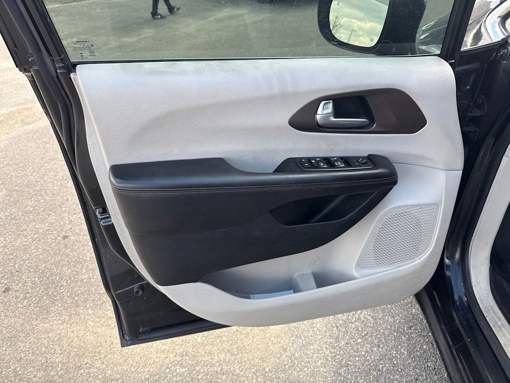 Thumbnail: 2018 Chrysler Pacifica - 19