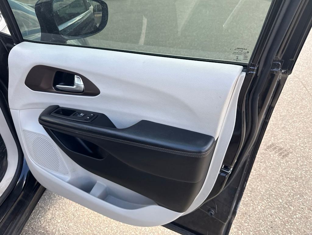Thumbnail: 2018 Chrysler Pacifica - 25
