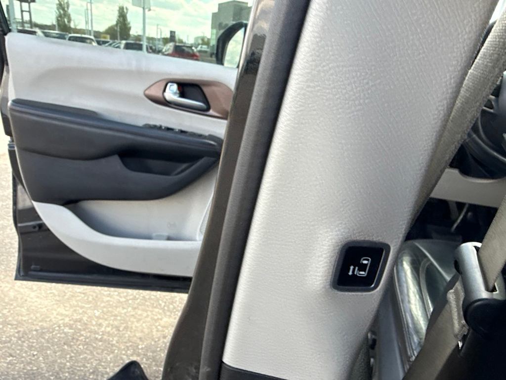 Thumbnail: 2018 Chrysler Pacifica - 21