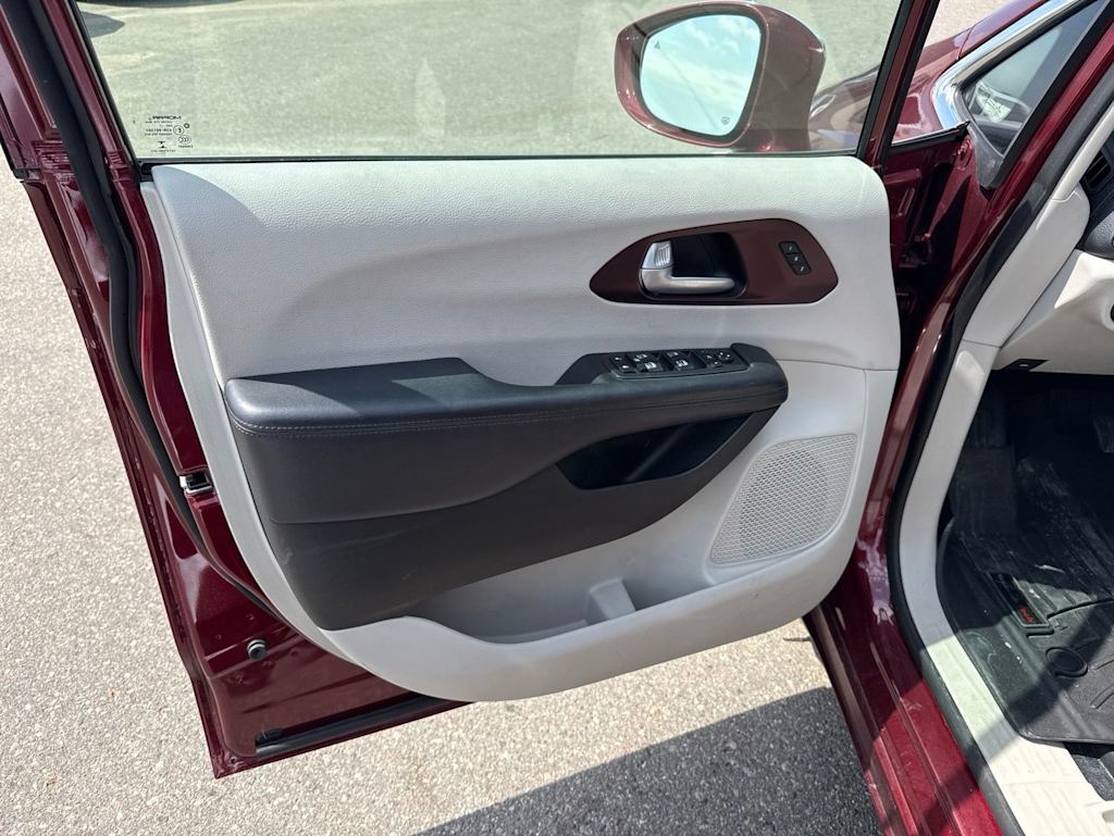 Thumbnail: 2018 Chrysler Pacifica - 16