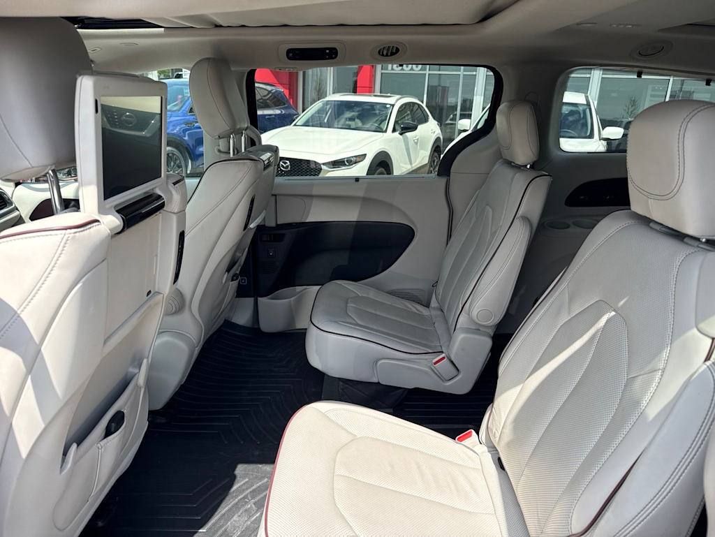 Thumbnail: 2018 Chrysler Pacifica - 10