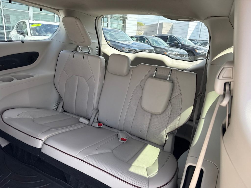 Thumbnail: 2018 Chrysler Pacifica - 18