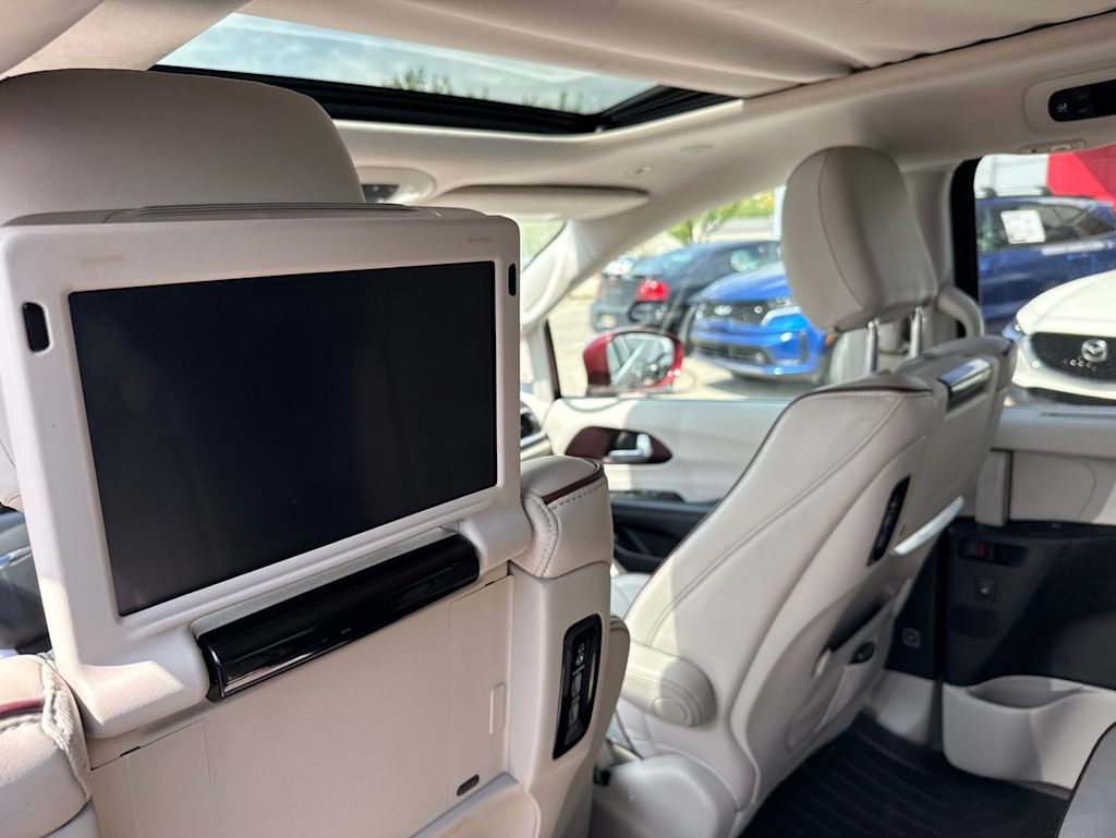 Thumbnail: 2018 Chrysler Pacifica - 9