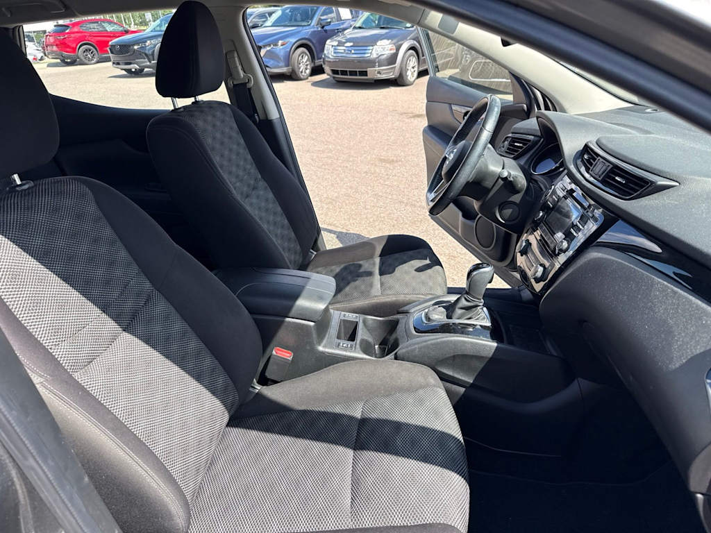 Thumbnail: 2018 Nissan Rogue Sport - 11