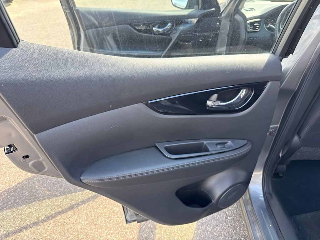 Thumbnail: 2018 Nissan Rogue Sport - 24