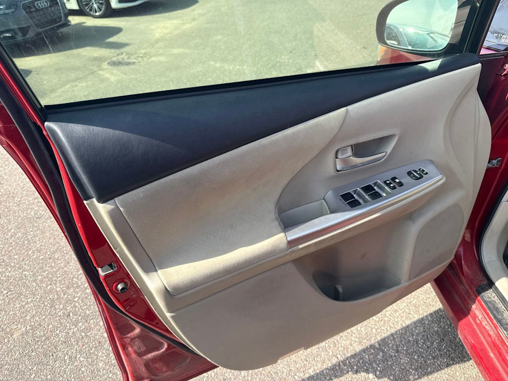 Thumbnail: 2014 Toyota Prius v - 20