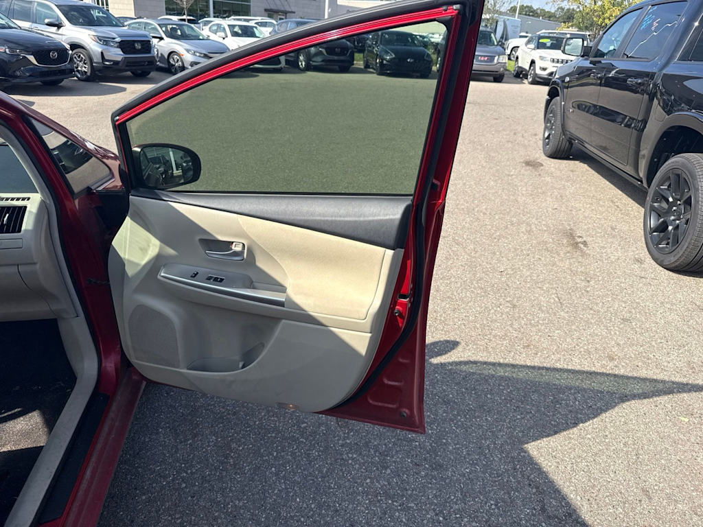 Thumbnail: 2014 Toyota Prius v - 24