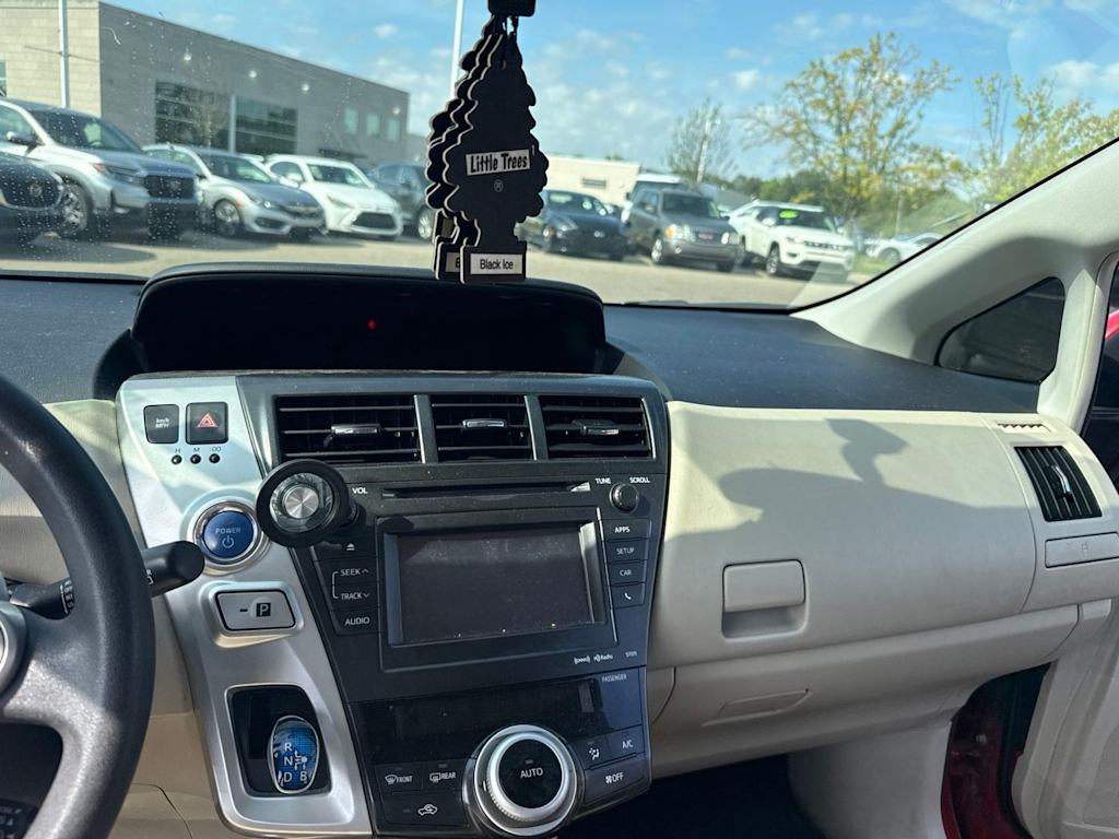 Thumbnail: 2014 Toyota Prius v - 12