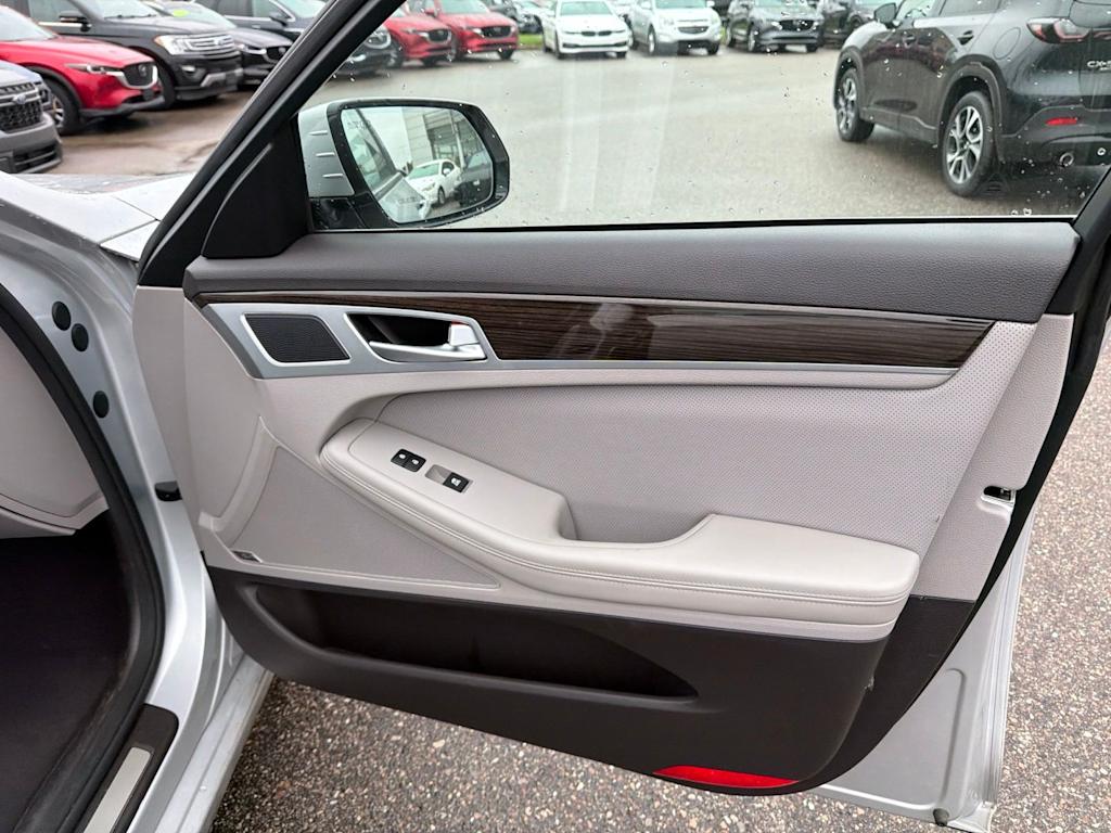 Thumbnail: 2015 Hyundai Genesis - 24