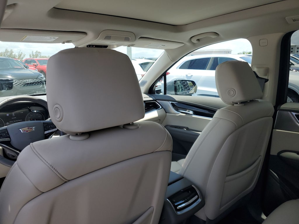 Thumbnail: 2023 Cadillac XT6 - 10