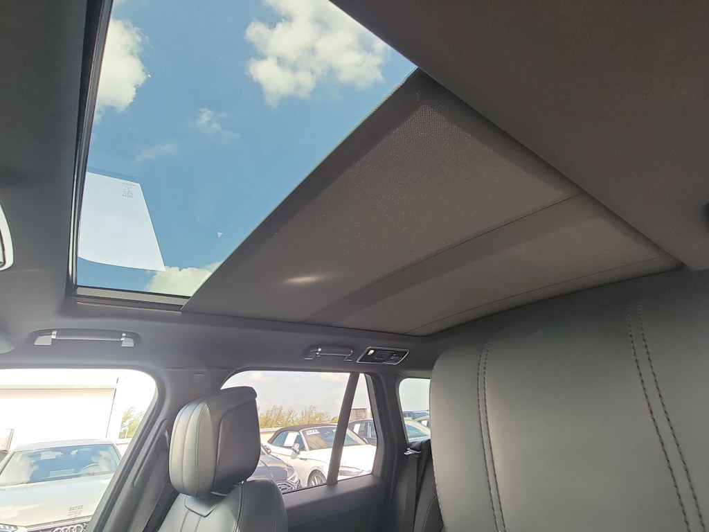 Thumbnail: 2018 Land Rover Range Rover - 21