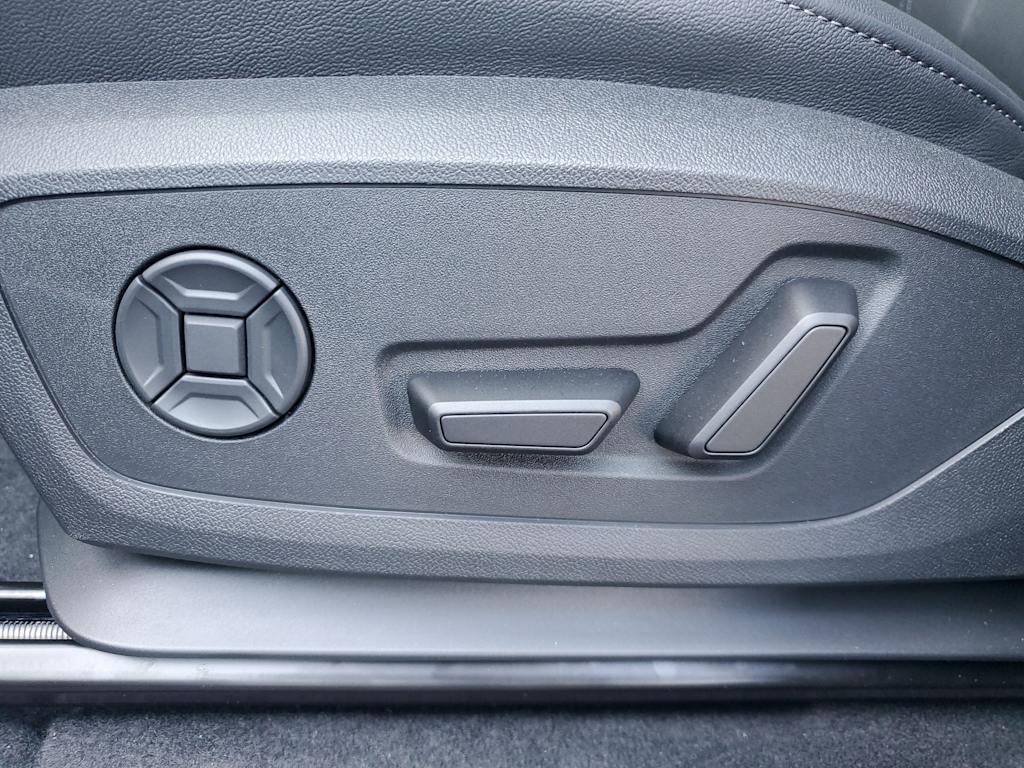 Thumbnail: 2025 Audi Q6 e-tron - 19