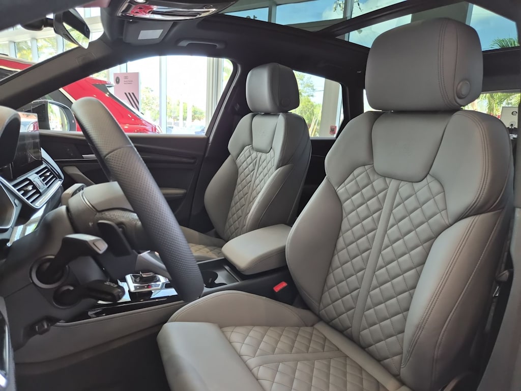 Thumbnail: 2025 Audi SQ5 - 11