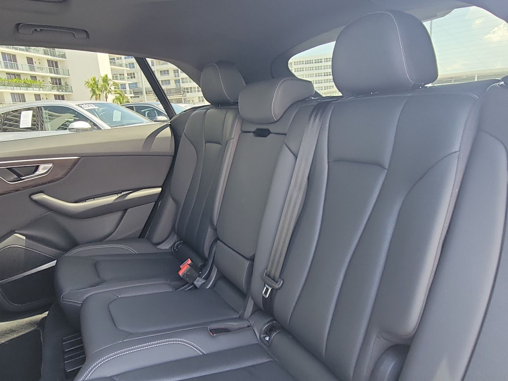 Thumbnail: 2021 Audi Q8 - 25