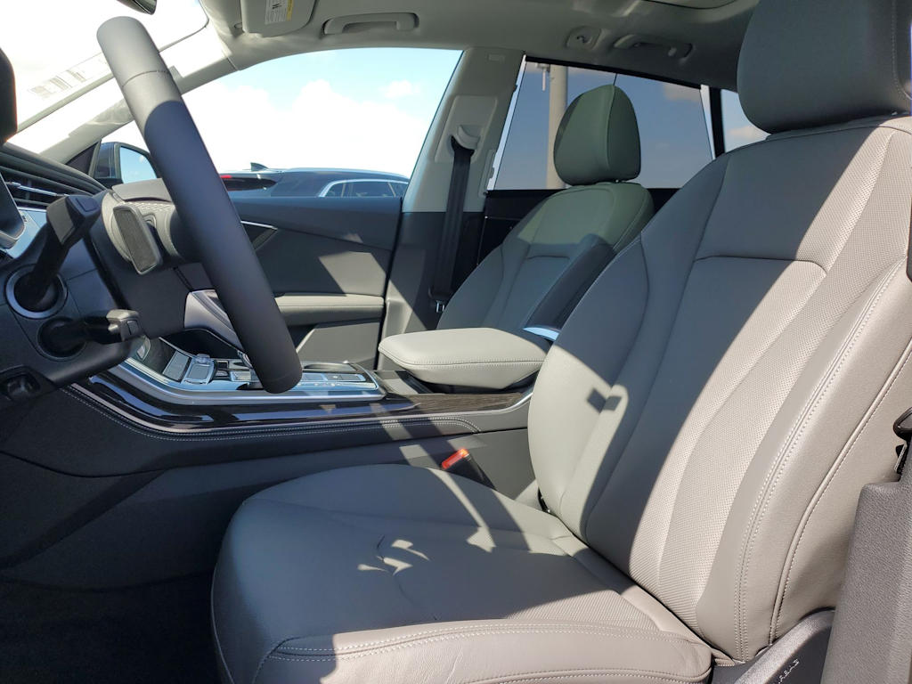 Thumbnail: 2023 Audi Q8 - 11