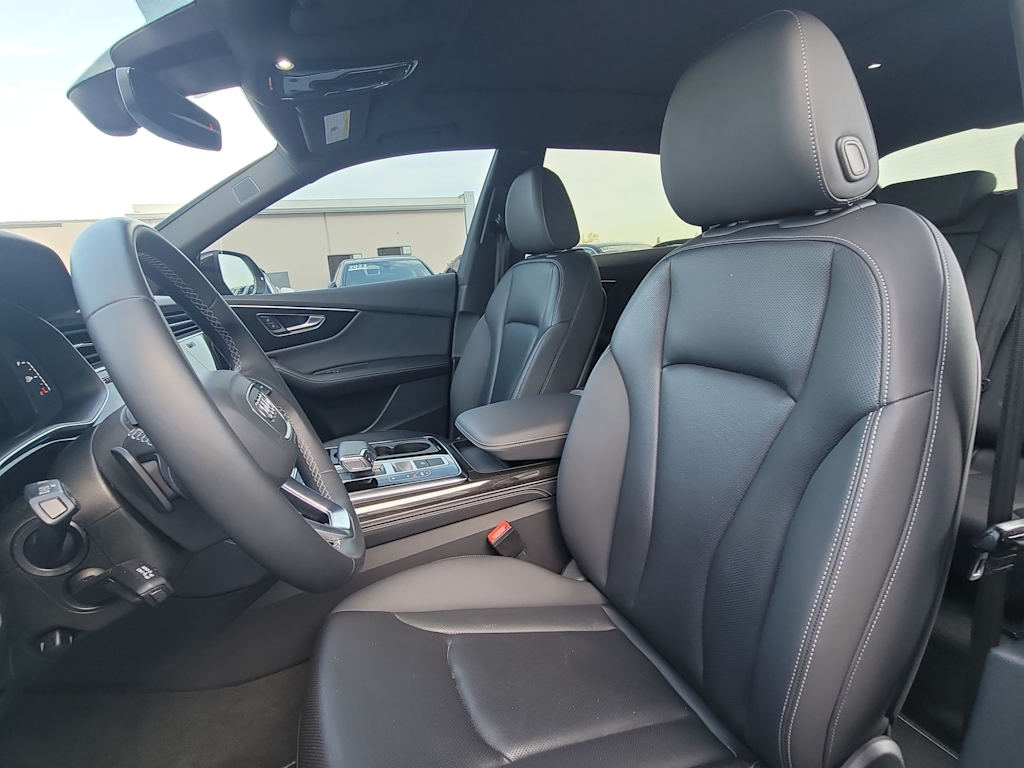 Thumbnail: 2023 Audi Q8 - 11