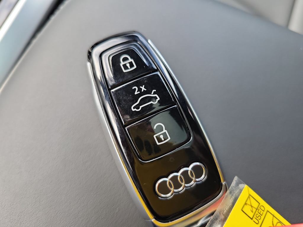 Thumbnail: 2025 Audi Q8 - 15