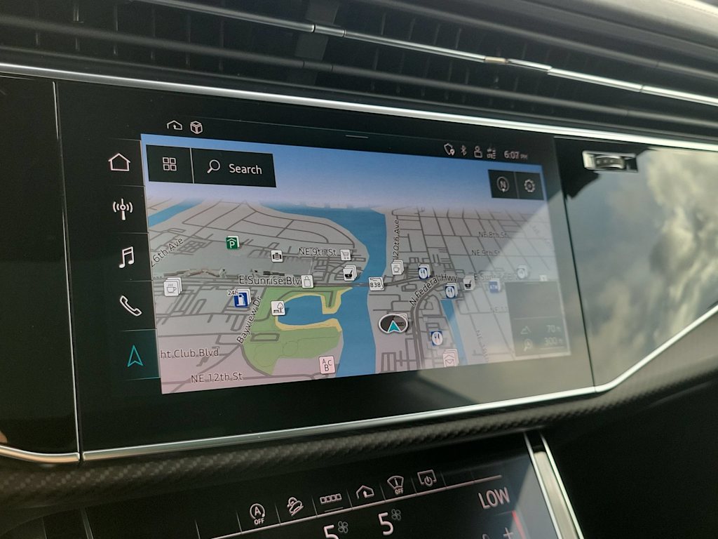 Thumbnail: 2022 Audi RS Q8 - 32