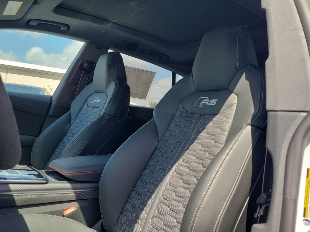 Thumbnail: 2026 Audi RS Q8 - 11