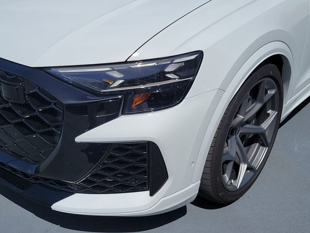 Thumbnail: 2026 Audi RS Q8 - 21