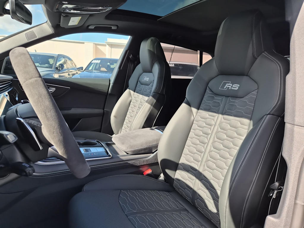 Thumbnail: 2026 Audi RS Q8 - 11