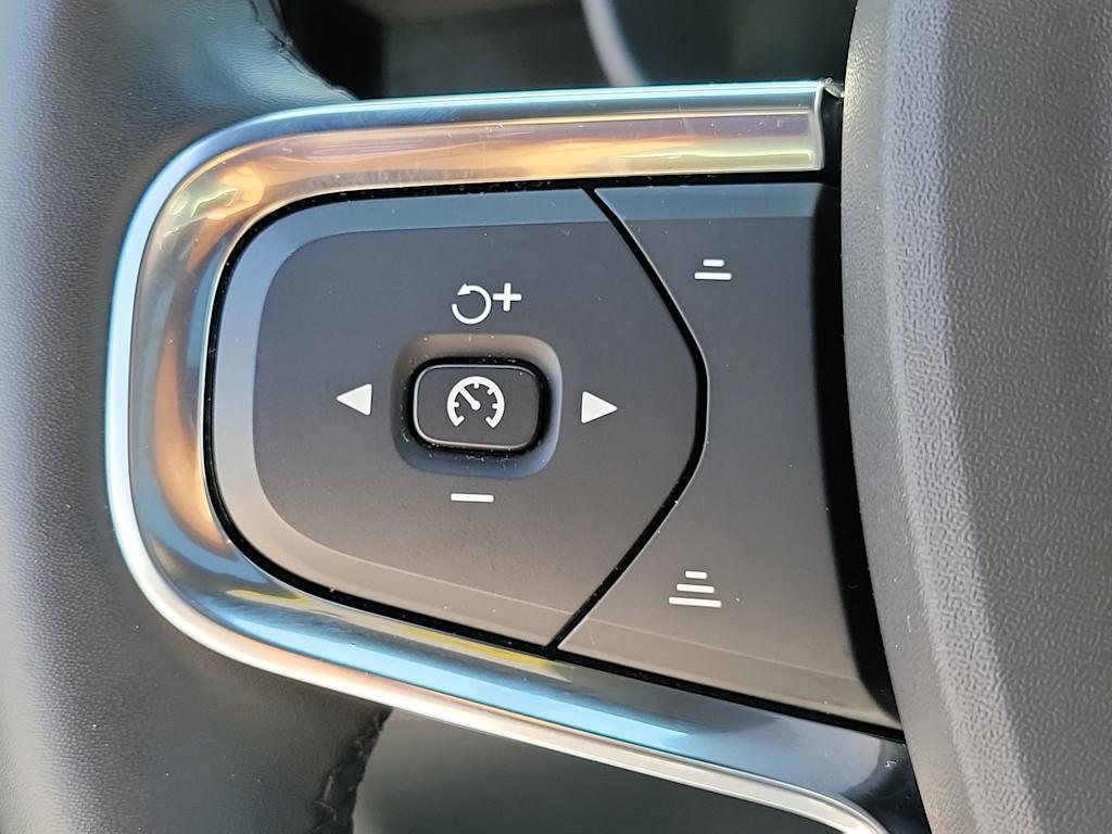 Thumbnail: 2023 Volvo XC40 - 26