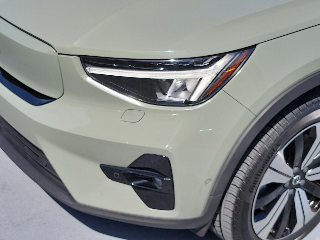 Thumbnail: 2023 Volvo XC40 - 21