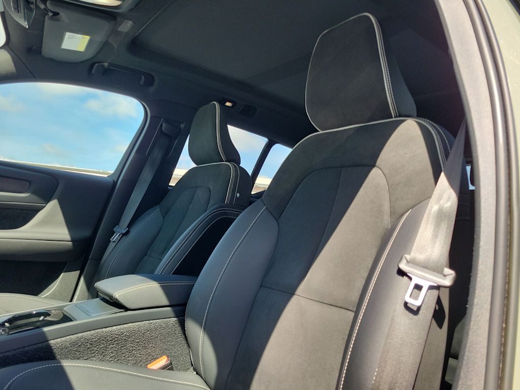 Thumbnail: 2023 Volvo XC40 - 10