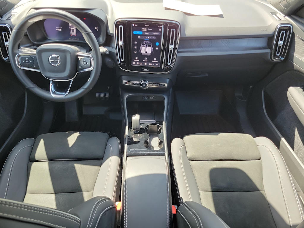 Thumbnail: 2023 Volvo XC40 - 12
