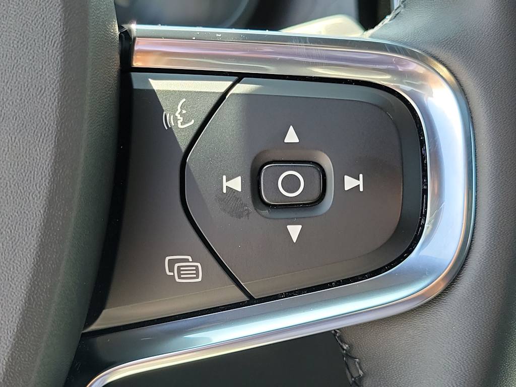 Thumbnail: 2023 Volvo XC40 - 27