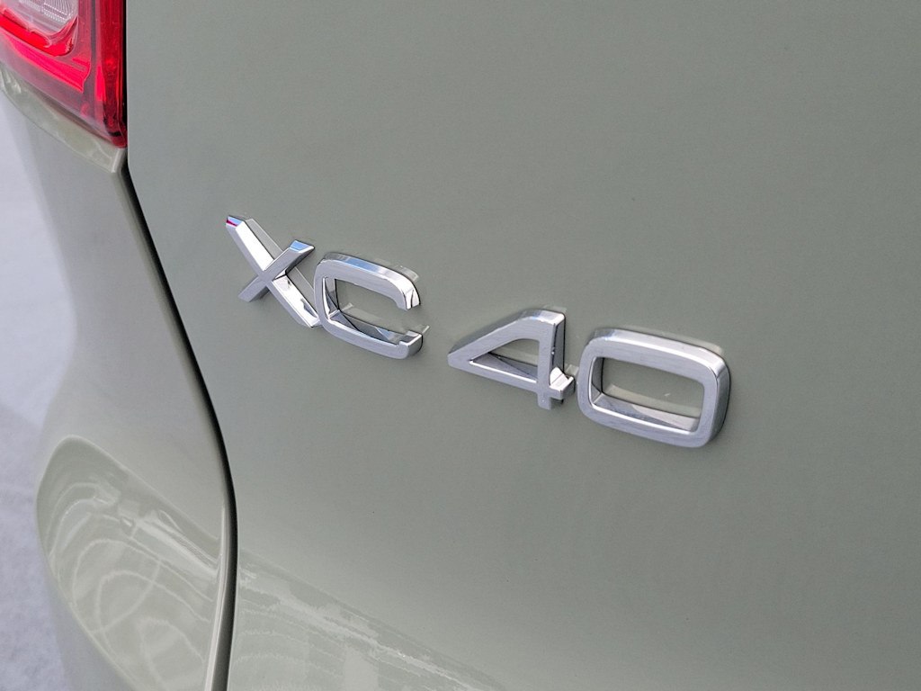 Thumbnail: 2024 Volvo XC40 - 21
