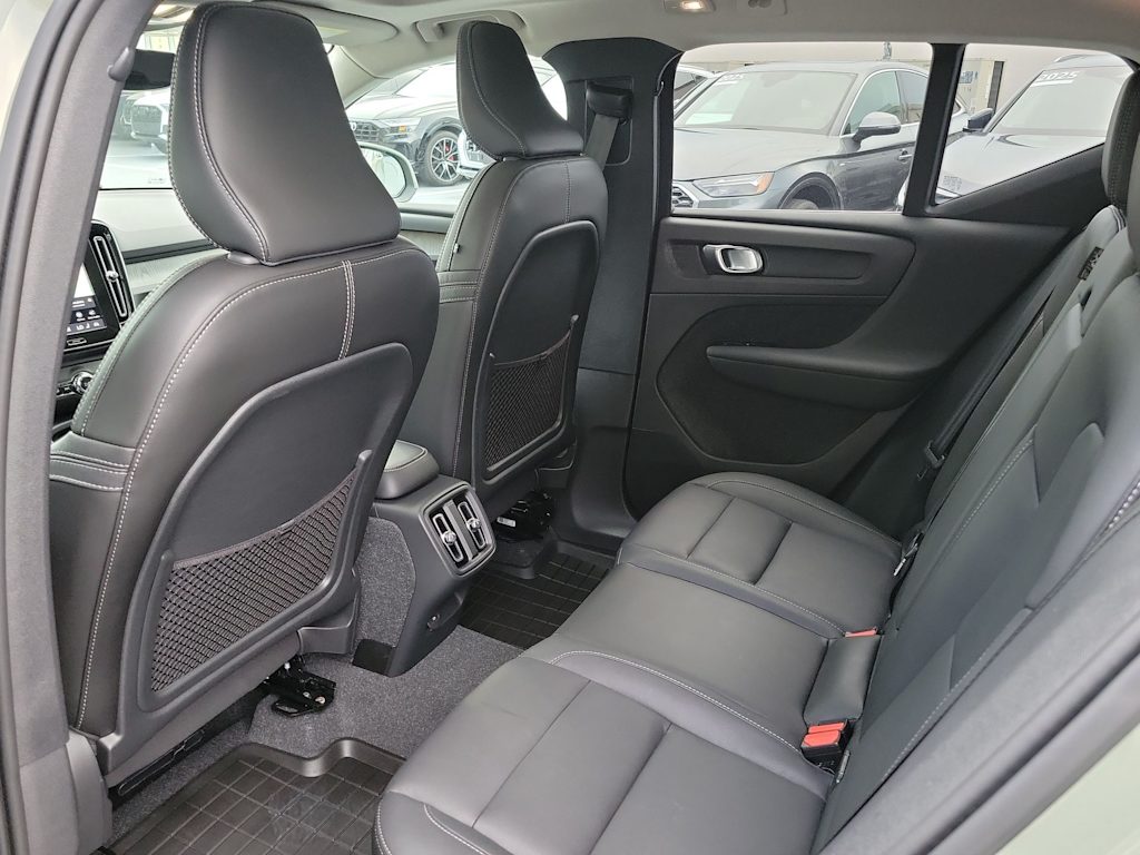 Thumbnail: 2024 Volvo XC40 - 24