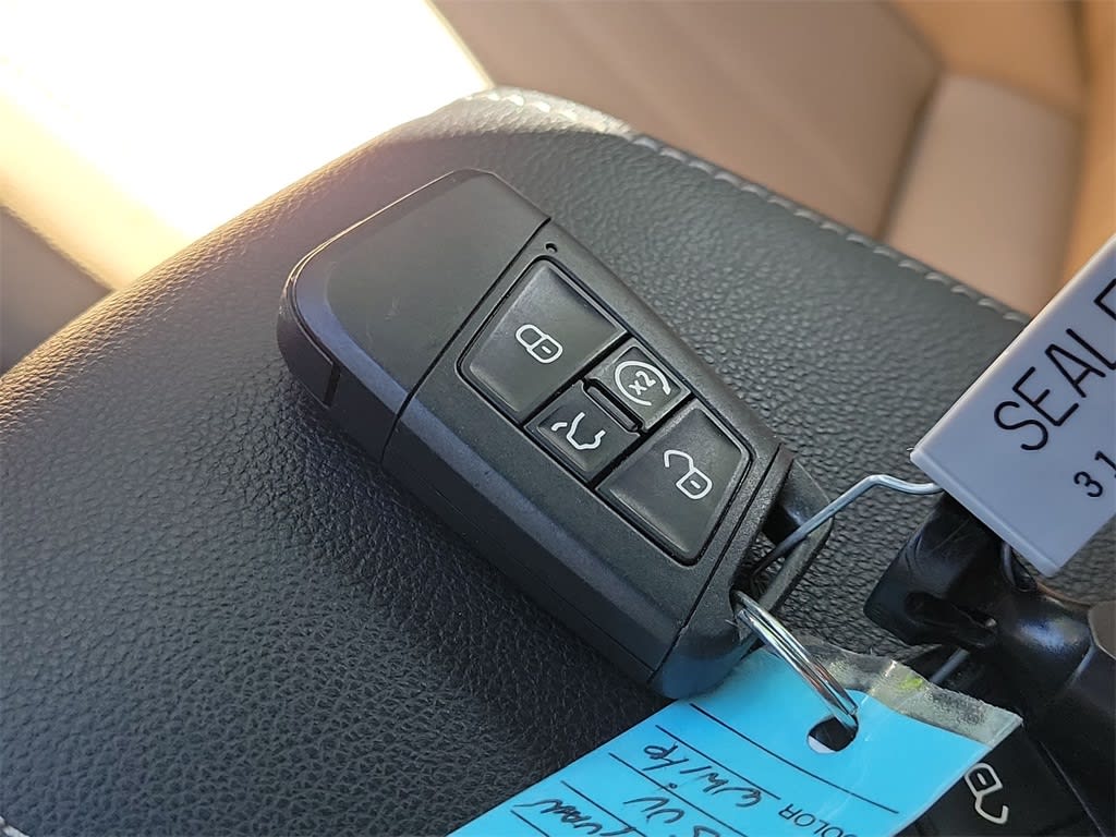 Thumbnail: 2022 Volkswagen Tiguan - 17