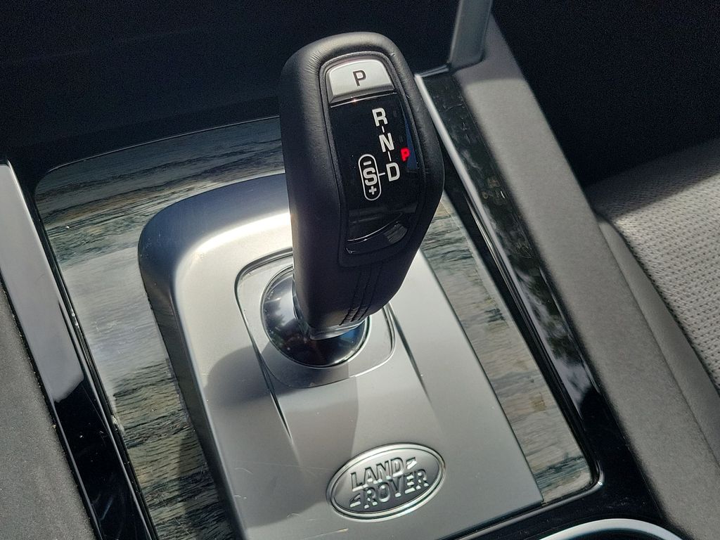 Thumbnail: 2023 Land Rover Discovery Sport - 15
